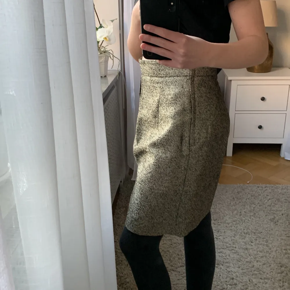 Guld glittrig kjol från H&M i storlek 40 men är som en 36/38 😃 Priset + Frakt 📦 . Kjolar.