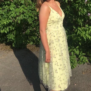 Balklänning  - Gör en intresse koll på denna drömiga balklänning som bara är använd en gång! Är i pastell gul och har broderade blommor på!💜