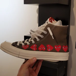 Converse Cdg Khaki - Ett par Converse X Comme DesGarçon i storlek 42.5. Cond 9.5/10 använd 1 gång. Kvitto o referenser finns!