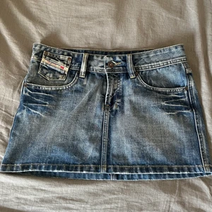 Diesel jeanskjol - Säljer min supersnygga jeanskjol från märket diesel! Säljer p.g.a att den är för stor och inte kommit till så mycket användning! Står att den är i storlek XL men skulle säga att den är en L