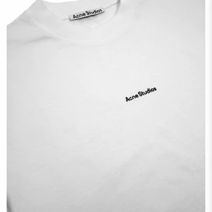 Acne studios t-shirt - Acne t-shirt, Ser helt ny ut och är helt oanvänd