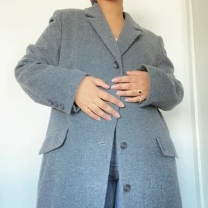 Grå ullkappa - Tunn maxilängd ullkappa i fint skick. Blazer style och slits på baksidan.