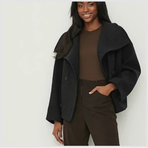 Nakd kort kappa - Säljer denhär populära slutsålda kappan från nakd då jag har två. Kappan är storlek 36 bra skick och endast använd ett fåtal gånger, superfin! Skulle säga att storleken passar 34-36-38 Direktpris för en snabb affär ligger på 1200kr. Köparen står för frakten.