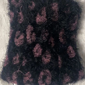 Två halsdukar i svart och vit   - Den svarta har rosa stjärnor på men den vita har guldiga stjärnor på. De kommer tvättas innan postning, de är ca 4 år gamla tror jag men är i ett väldans bra skick. De har inga hål eller något. Skriv för fler bilder. 70kr st