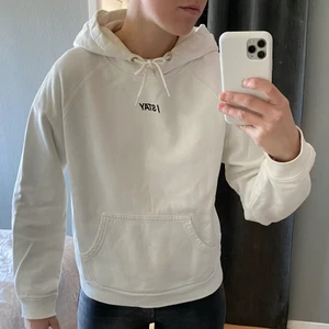 Vit hoodie STAY - Vit hoodie med texten ”STAY” från Carlings.