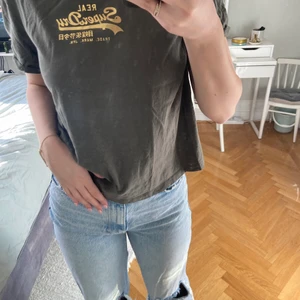 SUPERDRY T-SHIRT GRÖN - Helt ny militärgrön t-shirt med gulddetaljer🙌🏼 Storlek 42 men passar S/M då den är cropped!