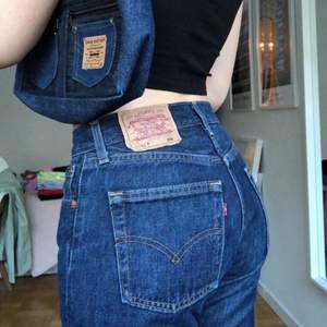 Säljer dessa jeans! Levis 501 i storlek 30/34 (W30 L34). Herrmodel tror jag. Lånad första bild men kan skicka fler bilder privat! Säljer för 500kr + frakt 