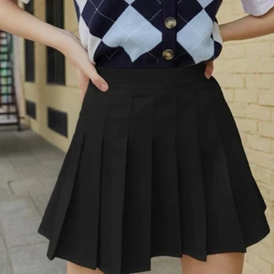 Plaided kjol - Helt ny bara testad! Hel svart plaided kjol:)