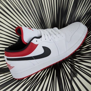 Jordan 1 Low  - Jordans i nyskick, endast använda 3 gånger då dom ej passar! 😢 Hör av er för frågor eller fler bilder! ❤️ Kommer i ordinarie skokartong! Bud!