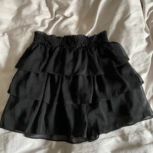 Volangkjol - Superfin svart volangkjol från HM, strl 38