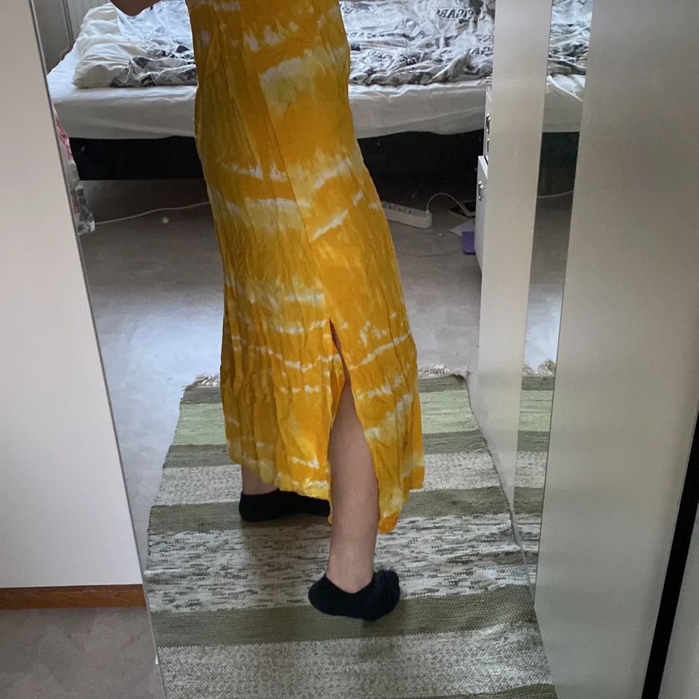 Säljer denna jättefina gula långklänning från bonprix då den inte kommer till användning. Lite hippiekänsla om den och den passar perfekt nu till sommaren!💕. Klänningar.
