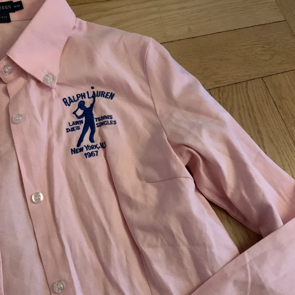 En rosa Ralph Lauren skjorta i storlek 34! Priset + Frakt 📦 . Skjortor.