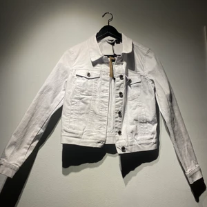 Vit Jeans Jacka  - Helt ny, aldrig använd, Nypris 300, prislapp finns kvar 