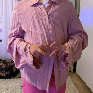 Hm rosa skjorta  - Rosa skjorta med knappar, baggy, tunn, lite sommaraktig. Storlek xs. Aldrig använd och är jätte fin och härlig om man blir varm.