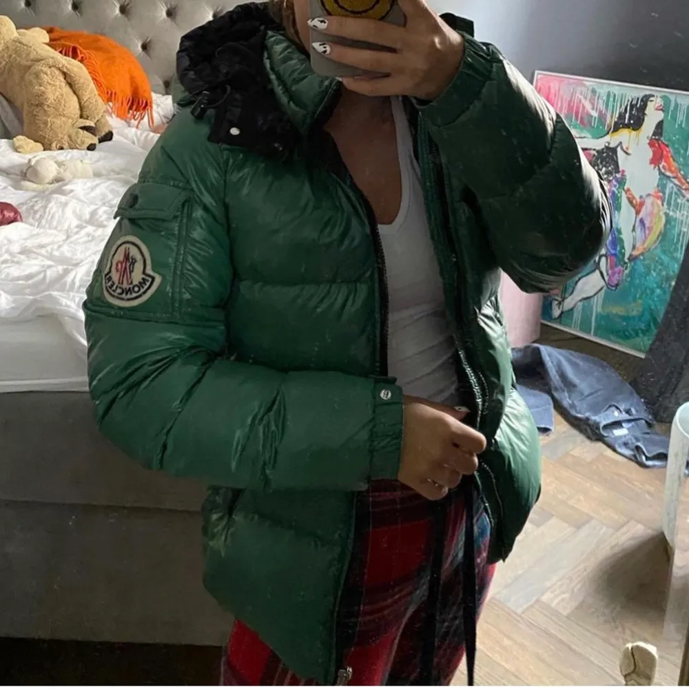 Kikar intresse på denna super härliga gröna moncler jacka stl 1 vilket motsvarar s-m. Jackor.