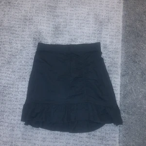 Volangkjol - Superfin volangkjol! Prislapp sitter kvar!!