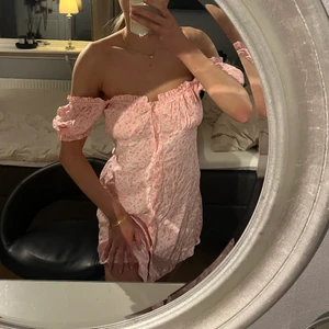 Klänning  - Sjukt fin sommarklänning från Nelly som aldrig kommit till användning🥰