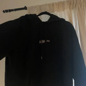 Hoodie från WINWIN - De står make less waste💘 vilket passar bra haha, sitter rätt bra på mig S-M men inte för oversized. De enda som är nu är att min katt bitit bort en del av snöret, men de syns knappt och går att lösa! Annars värd pengarna. Org priset var mellan 500-400