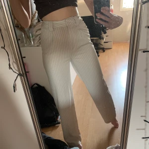 Kostymbyxor  - Säljer nu mina kostymbyxor från NA-KD. Väldigt sparsamt använda❣️ storlek 32 men skulle absolut säga att de också passar en 34! Priset går att diskutera!