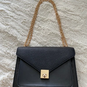 Fin väska - Rymlig väska med många fack. Kedjan går att göra både kort eller lång.