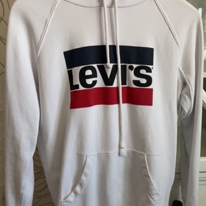 LEVIS HOODIE  - Levis Hoodie i storlek XXS men sitter som en S, nyskick knappast använd.