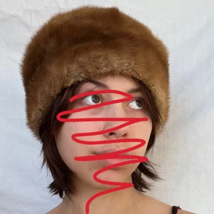 Pälsmössa - Äkta pälsmössa köpt second hand. Säljes då den tyvärr ej kommer till användning. Plagget är i gott skick. Köpare står för 57kr spårbar frakt. 