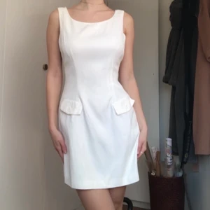 Studentklänning - Världens finaste studentklänning, köpt på Beyond Retro och har sytt in den lite i midjan. Passar stl xs-m beroende på hur man vill att den ska sitta🥰