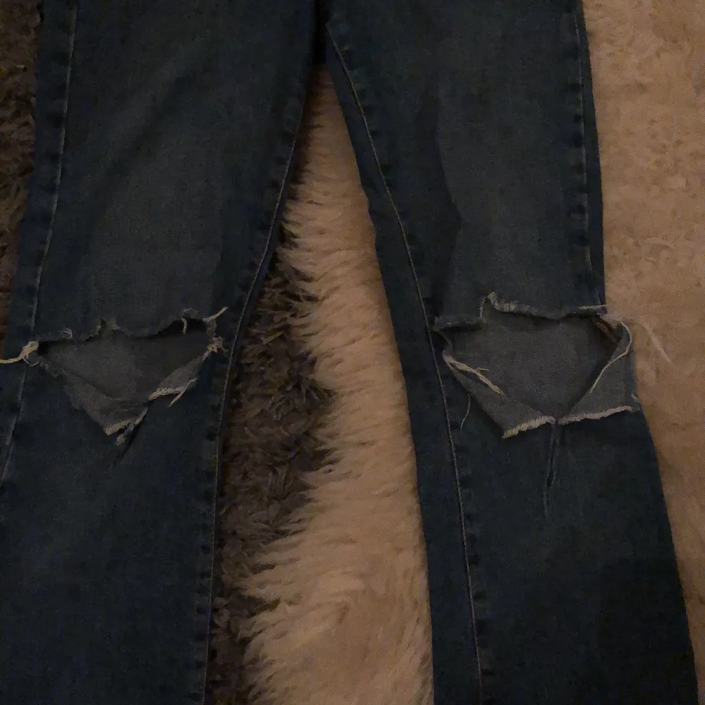 Ett par jätte snygga jeans från Gina tricot som tyvärr är för små för mig. Hålen har jag klippt själv. Köparen står för frakten💕. Jeans & Byxor.
