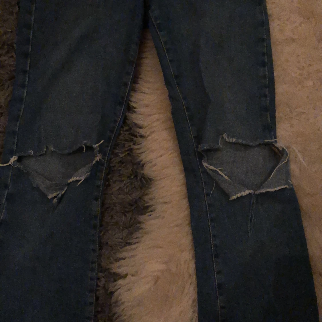 Gina tricot jeans blåa med hål  - 90