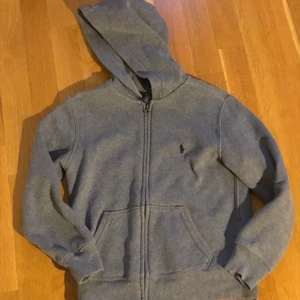 Polo Ralph lauren kofta - Säljer nu min polo Ralph lauren kofta då den blivit alldeles för liten för mig, den är köpt i usa i en polo Ralph lauren affär för ungefär 50 dollar, Priset kan diskuteras, köparen står för frakten!! vid minsta lilla fråga tveka inte att skriva!<3