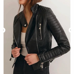 Svart Skinnjacka  - En svart skinnjacka som jag aldrig använt i nytt skick.