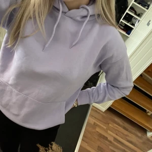 Lila hoodie  - Hoodie i en superfin ljuslila färg! Köpt på Newyorkers killavdelning för ett tag sen men har endast använt 3-4 gånger. Den är i storlek s men den är lite oversized så passar m också. Köparen står för frakten❣️
