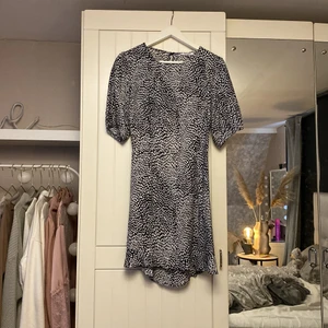 Klänning  - Säljer denna super fina klänning från nakd, använd fåtal gånger, säljer för 200 + frakt
