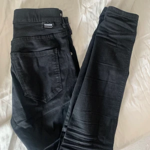 De denim jeans  - Svarta jeans utan hål från dr denim, har likadana därför säljer ja dessa