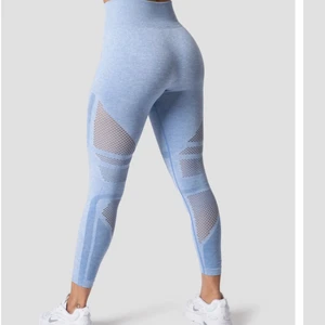 Träningsbyxor Iciw - Super fina blå träningsbyxor från i can i will! Aldrig använda lappen kvar, det har ett litet hål se bild 3 syns knappt. Hör av dig privat för fler bilder! 