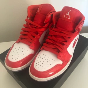 Air Jordan 1 Mid SE - Säljer min syrras Jordans som är för små. Använda bara ett fåtal gånger :)
