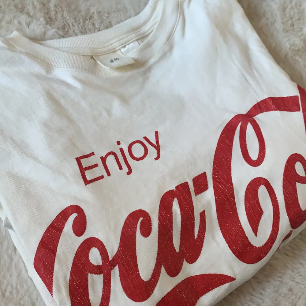 T-shirt klänning med Coca Cola i storlek XS.. Klänningar.