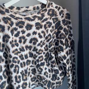 Jättefin leopard tröja från Chiquelle, lite croppad i modellen, frakt tillkommer på 51kr (spårbar) 