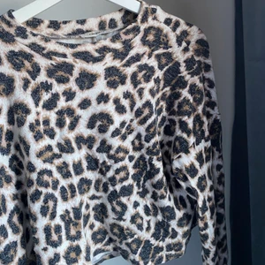 Leopard tröja  - Jättefin leopard tröja från Chiquelle, lite croppad i modellen, frakt tillkommer på 51kr (spårbar) 