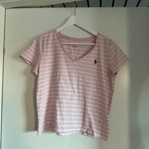 Äkta randig t-shirt POLO Ralph Lauren - Säljer denna fina t-shirt från Levis. Står M i men tröjan är mer en S. Köpt i USA.💘💞🌸💞💓💗🎀