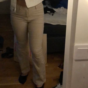 Beigea byxor - Köpte förra året men har tröttnat 😕 använda fåtal gånger