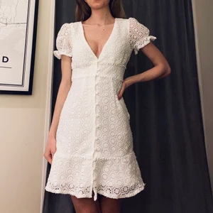 Nelly vit klänning - Ny klänning från Nelly.Com. Den är aldrig använd och har lappen kvar.