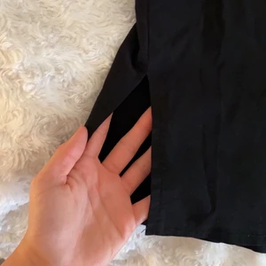 Svart kjol - En svart tight kjol som formar kroppen jätte fint, har 2 slitt på varsin sida, köpt för 299 säljer för 89, kommer inte till användning längre 💕🌸