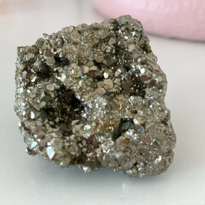 Äkta pyrit kristall - Ganska stor, man får med 1 rökelse i lavendel doft om man köper!