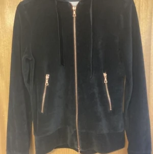 S - Hej säljer min limitato hoodie storlek s har bara använt den typ 7 gånger köpte den för 2800kr säljer den för 1200kr 