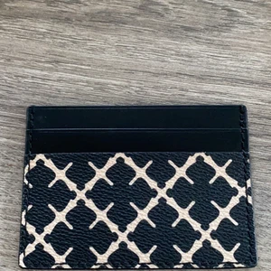 Korthållare från Malene Birger - Helt ny korthållare. Svart och vit. 3 st fack. Mått: Bredd 10,5 cm, Höjd 7,5 cm, Djup 0,3 cm