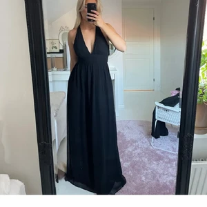 Nelly eve klänning  - LÅNADE BILDER Intresse koll! En as fin svart klänning ifrån Nelly eve. Storlek 38, fint skick. Har en likadan klänning i rosa strl 36 också! 