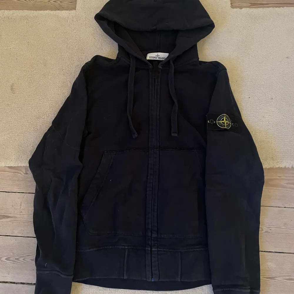 Säljer min ston island hoddie då jag växt ur den, det är bra skick på den inget som är sönder på den skulle säga 7/10 . Ny pris på den är 2500kr säljer för 800-1000kr . Tröjor & Koftor.