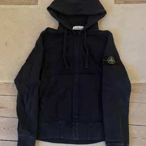  Ston island hoddie i bra skick 7/10 - Säljer min ston island hoddie då jag växt ur den, det är bra skick på den inget som är sönder på den skulle säga 7/10 . Ny pris på den är 2500kr säljer för 800-1000kr 