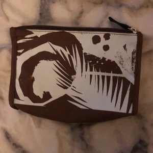 necessär  - säljer denna necessär från the body shop super fin och mjuk och mellan stor i brun💗